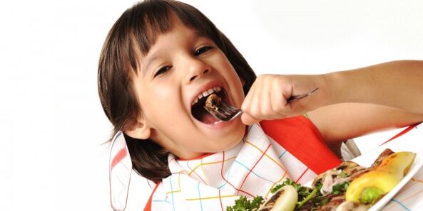 дете једе поврће на дијети са панкреатитисом